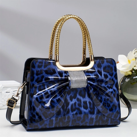 Sac À Main Femme Imprimé Léopard En Cuir PU Brillant Sac Bandoulière Avec Nœud En Strass Et Poignée En Métal Mode