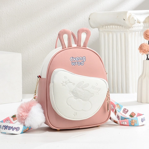 Süßer Mini Rucksack Mit Hasenohren Für Mädchen PU Leder Cartoon Hasen Stickerei Kleine Umhängetasche Mit Bommel Anhänger Bedrucktem Gurt