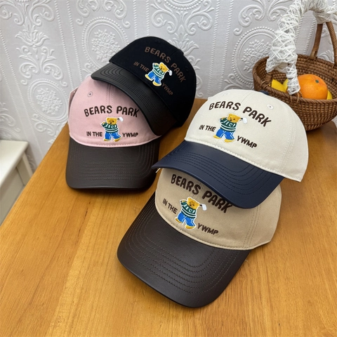 Gorra de Béisbol con Oso Bordado Bloques de Color Poliéster Ala de Cuero PU Ajustable Sombrero de Sol Casual Unisex