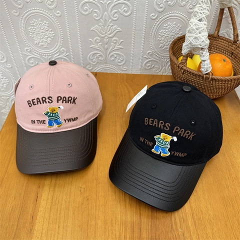 Gorra de Béisbol con Oso Bordado Bloques de Color Poliéster Ala de Cuero PU Ajustable Sombrero de Sol Casual Unisex