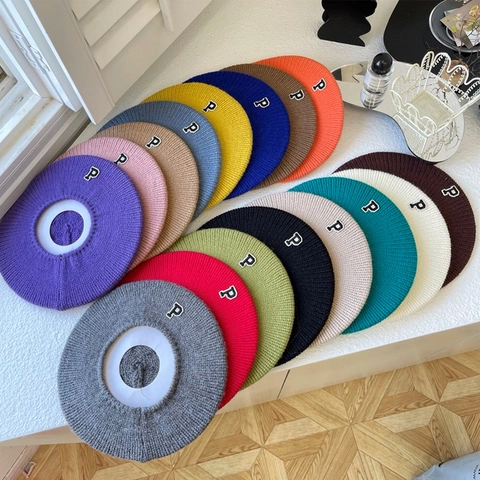Boina de Punto Casual para Mujer Color Sólido Acrílico Cálida Gorra de Pintor con Parche de Letra P Chic Otoño Invierno