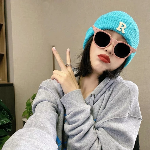 Berretto in Maglia Invernale Unisex Con Toppa Lettera R Stile Coreano Lavorazione a Coste Morbido Acrilico Skull Cap Uomo Donna