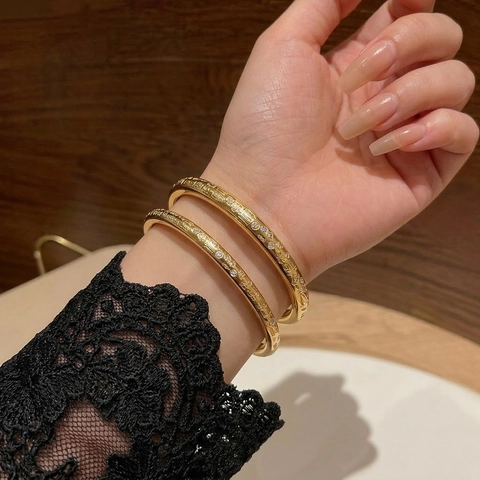 Vintage Vergoldeter Edelstahl Armreif Gravierte Chinesische Segen Charaktere Solid Schmuck Für Damen