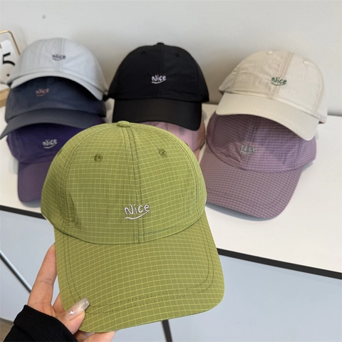 Gorra de Béisbol Unisex de Secado Rápido con Patrón de Cuadrícula y Bordado de Letras Nice Ajustable Protección Solar Casual