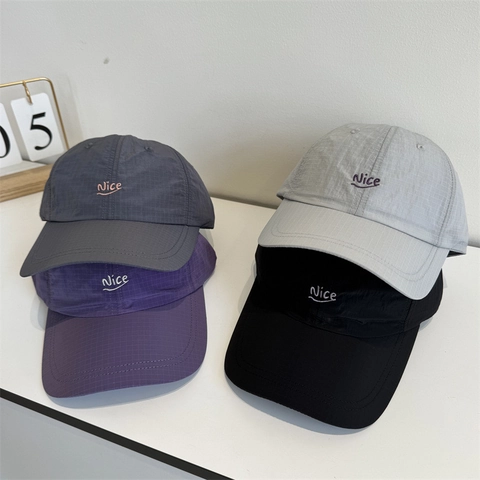 Gorra de Béisbol Unisex de Secado Rápido con Patrón de Cuadrícula y Bordado de Letras Nice Ajustable Protección Solar Casual