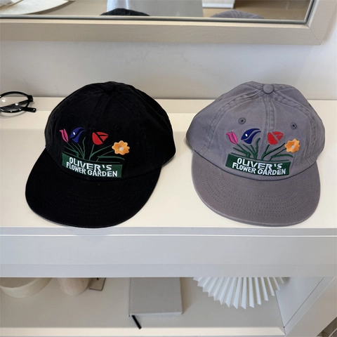 Cappellino da Baseball da Donna Ricamato con Fiori di Tulipano e Scritta OLIVER'S FLOWER GARDEN Poliestere Parasole Regolabile