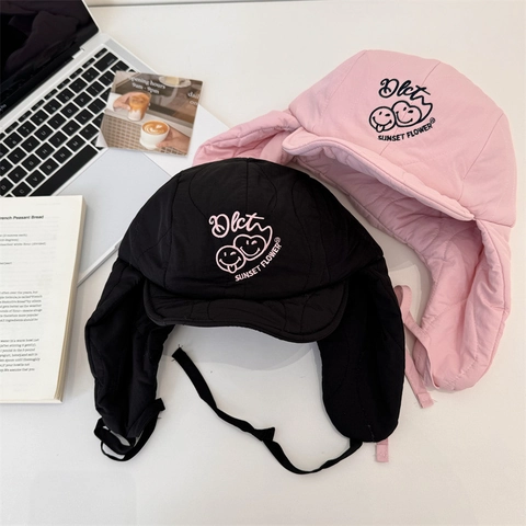 Inverno Caldo Acrilico Trapuntato Protezione Orecchie Cappello Lei Feng per Donna Bambini Ricamo Faccia Sorridente Antivento Cappello Trapper
