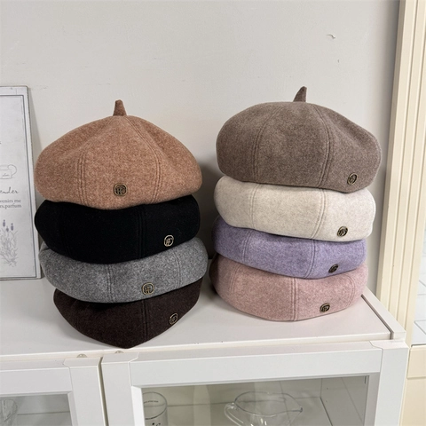 Women Winter Warm Acrylic Woolen Texture Beret Hat Vintage French Artist Hat With Metal Logo Decoration For Lady