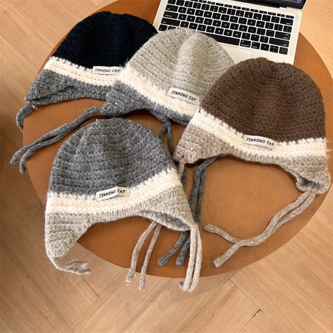Damen Handgehäkelte Strickmütze Mit Ohrenklappen Farblock Warme Wintermütze Mit Langen Bändern Acryl Kopfbedeckung Für Frauen
