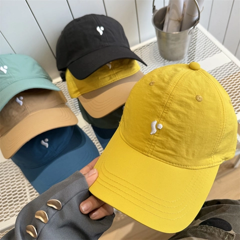 Unisex Acryl Minimalistische Bestickte Baseballkappe Farbblock Atmungsaktiv Schnelltrocknend Sonnenschutz Sommer Hut