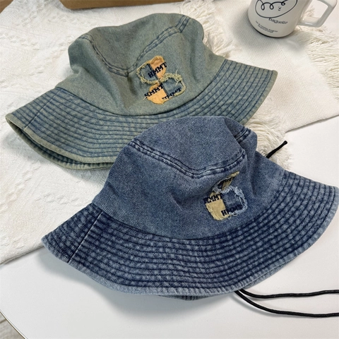 Cappello da Pescatore in Denim Lavato Vintage da Donna Ricamo Orso Patch Lettera Corda Vento Regolabile Protezione Solare