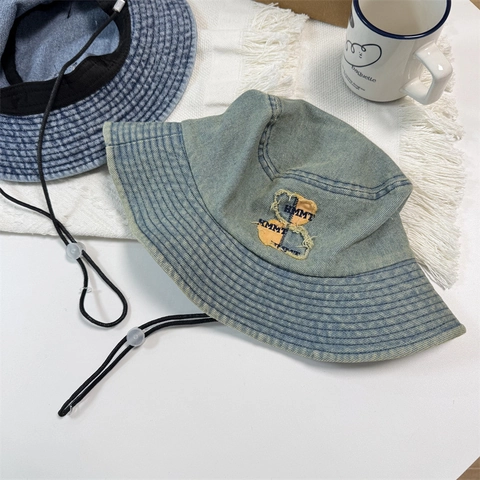Cappello da Pescatore in Denim Lavato Vintage da Donna Ricamo Orso Patch Lettera Corda Vento Regolabile Protezione Solare