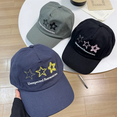 Berretto da Baseball Ricamato con Stelle e Lettere Regolabile in Acrilico Casual Protezione Solare Visiera Curva per Uomo Donna