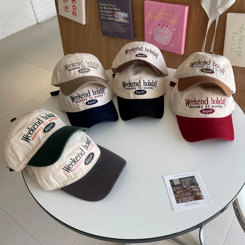 Berretto da Baseball in Poliestere Vintage a Blocchi di Colore per Donna Ricamo a Lettere Rétro Regolabile Cappello Casual Soft Top