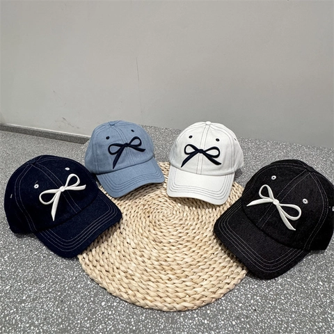 Berretto da Baseball in Stile Coreano Dolce con Fiocco Ricamato Cuciture a Contrasto per Donna Regolabile in Acrilico per Esterno