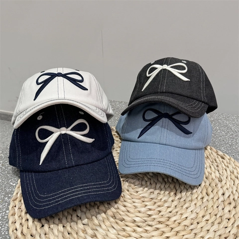 Berretto da Baseball in Stile Coreano Dolce con Fiocco Ricamato Cuciture a Contrasto per Donna Regolabile in Acrilico per Esterno
