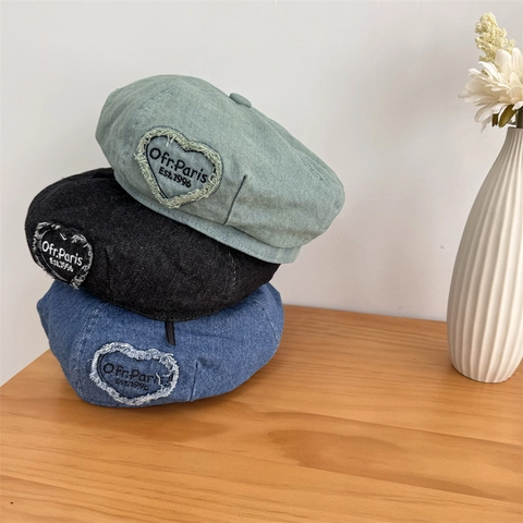 Basco in Acrilico Stile Denim Vintage per Donna Patch a Cuore Sfilacciato Cappello da Artista Retro Regolabile Moda Casual