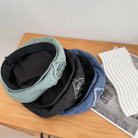 Basco in Acrilico Stile Denim Vintage per Donna Patch a Cuore Sfilacciato Cappello da Artista Retro Regolabile Moda Casual