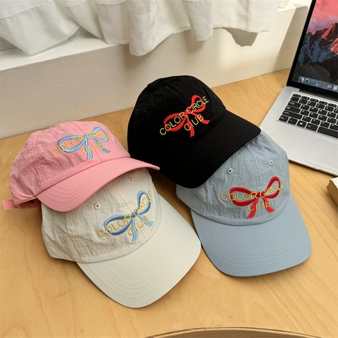 Berretto da Baseball da Donna Stile Coreano Fiocco Lettera Ricamato Acrilico Regolabile Traspirante Protezione Solare Chic Cappello