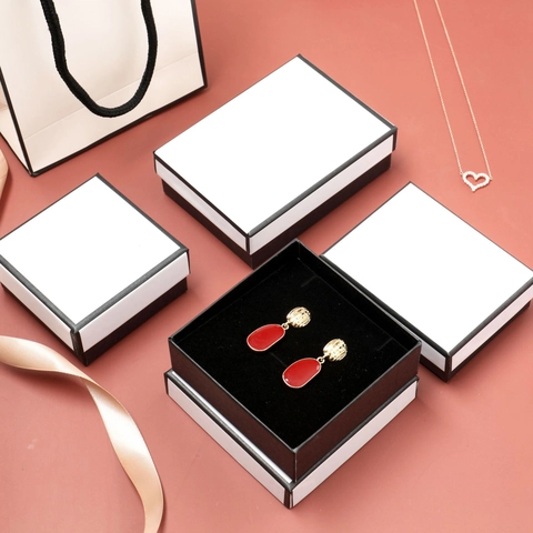 Minimalistische Witte Sieradendoos Met Zwarte Rand Papieren Cadeauverpakking Doos Voor Oorbellen Ringen Ketting Met Handtas