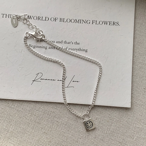 Bracciale in Argento Sterling 925 Con Pendente a Forma di Lucchetto Quadrato Sorridente per Donna Catena Regolabile Minimalista