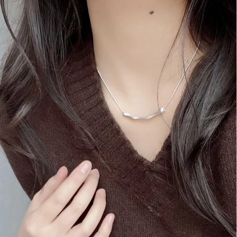 Collar Minimalista de Plata de Ley 925 con Colgante Irregular Textura Cepillada Cadena de Hueso de Serpiente Joyería para Mujer