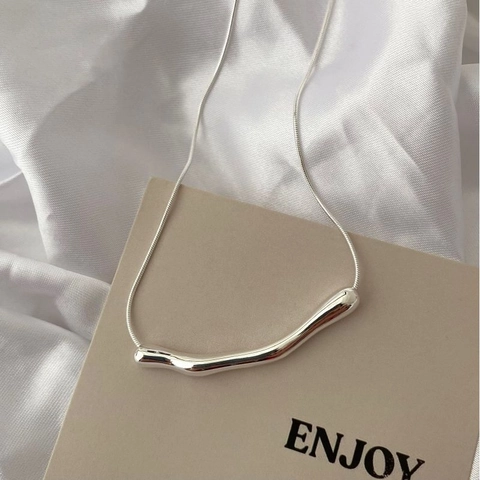 Collana Minimalista in Argento Sterling 925 Con Pendente Lineare Irregolare Consistenza Metallo Liquido Catena a Clavicola Donna