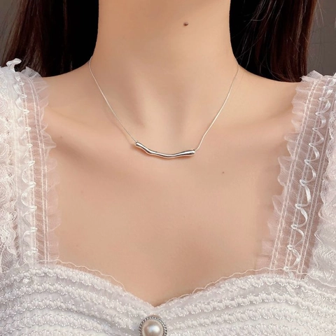 Collana Minimalista in Argento Sterling 925 Con Pendente Lineare Irregolare Consistenza Metallo Liquido Catena a Clavicola Donna
