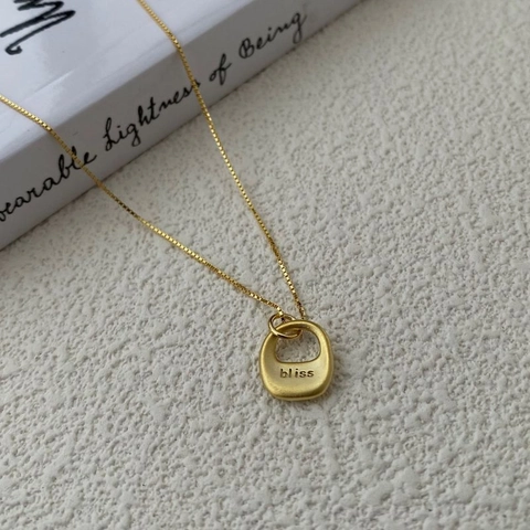 Collar Minimalista de Plata de Ley 925 para Mujer Colgante Geométrico Mate con Letra Bliss Joyería de Cadena