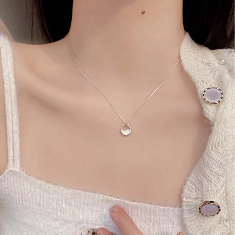 Collar Minimalista de Plata de Ley 925 para Mujer Colgante Geométrico Mate con Letra Bliss Joyería de Cadena