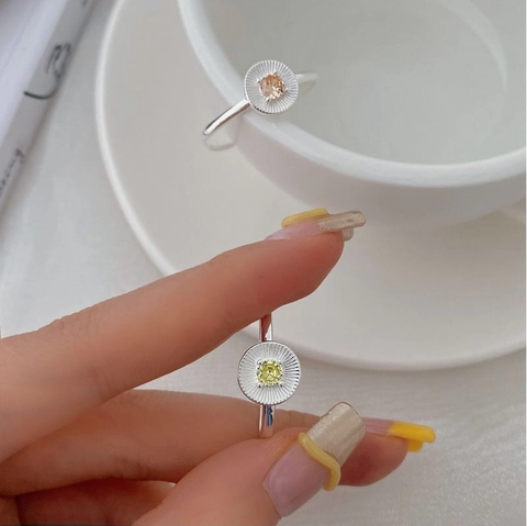 Anillo de Plata de Ley 925 Minimalista con Circonia Redonda Diseño de Nicho Geométrico de Rayos de Sol Ajustable