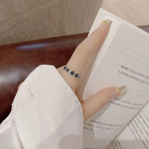 Anillo Abierto de Plata de Ley 925 con Flor de Esmalte Negro para Mujer Minimalista Ajustable Diseño de Margarita Joyería