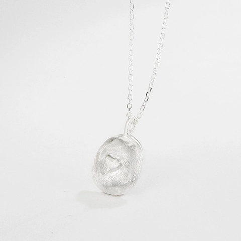 Collar Minimalista de Plata de Ley 925 con Colgante de Corazón Textura Cepillada Baño de Oro de 18K Joyería para Mujer