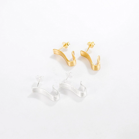 Boucles d'Oreilles Clous en Argent Sterling S925 Géométriques en Forme de J Texture Mate Brossée Bijoux Minimalistes pour Femme Bureau