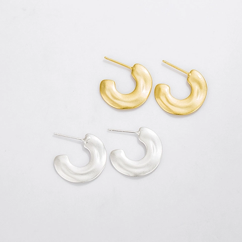 Pendientes de Botón de Plata de Ley 925 en Forma de C para Mujer Metálicos Mate Arenados Bañados en Oro 18K Joyería