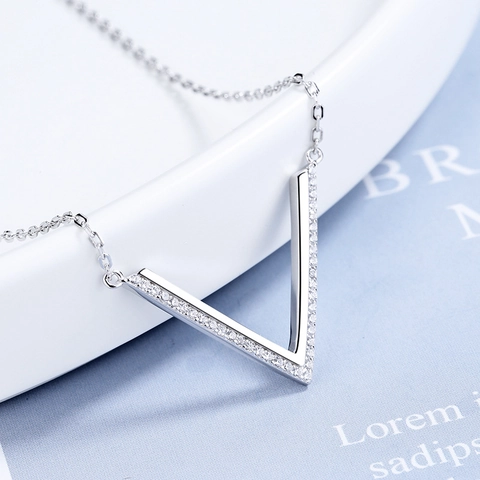 Minimalist 925 Sterling Silver V Pendant Necklace For Women Elegant Micro Inlaid Zirconia Geometric Clavicle Chain Jewelry
