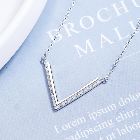 Minimalist 925 Sterling Silver V Pendant Necklace For Women Elegant Micro Inlaid Zirconia Geometric Clavicle Chain Jewelry