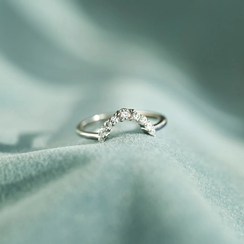 Anillo de Plata de Ley 925 Arqueado Pavé Circonia Geométrico en Forma de V Joyería Mujer Color Oro Blanco