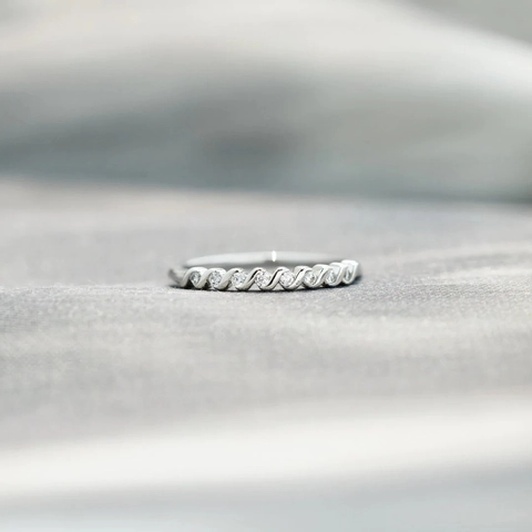 Minimalist 925 Sterling Silver Twisted Spiral Ring For Women Dainty Stackable Wave Band Rhinestone Inlaid Fashion Finger Jewelry Gift