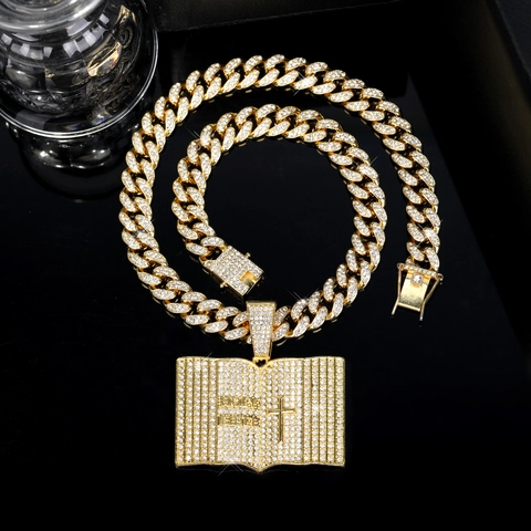 Collana da Uomo Hip Hop Iced Out con Pendente Sacra Bibbia in Lega Placcata Oro Argento Pavé di Strass Croce Maglia Cubana