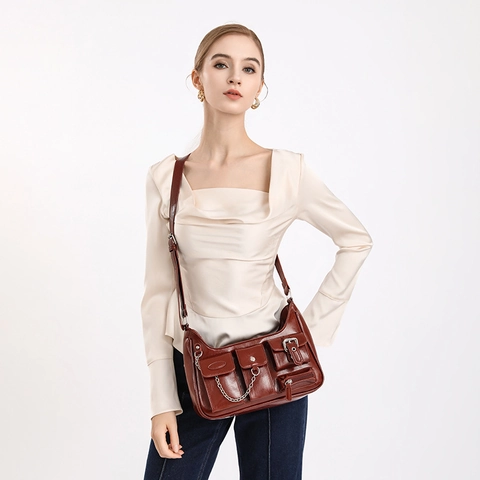 Sac sous le Bras en Cuir PU Brillant Rétro pour Femmes Style Moto Y2K Sac à Bandoulière Multi-poches Chaîne Métallique Sac Hobo Tendance Rue