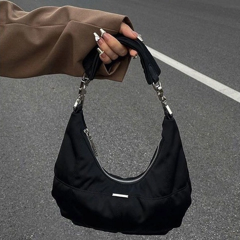 Dames Zwart Nylon Sikkel Hobo Tas Minimalistische Onderarmtas Schoudertas Met Metalen Plaat Trendy Dagelijkse Stedelijke Handtas
