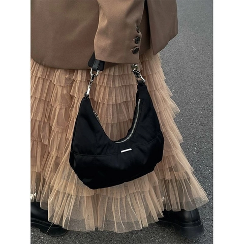 Dames Zwart Nylon Sikkel Hobo Tas Minimalistische Onderarmtas Schoudertas Met Metalen Plaat Trendy Dagelijkse Stedelijke Handtas