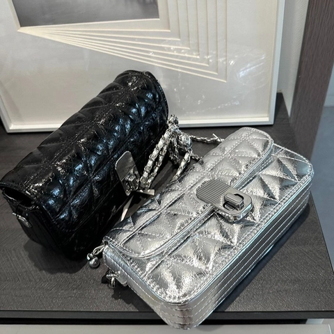Borsa a Tracolla Piccola Quadrata da Donna con Catena a Rombi Trapuntata in Pelle PU Borsa a Tracolla Metallica con Serratura