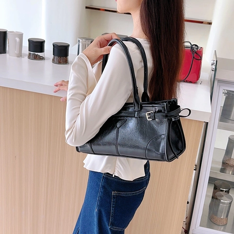 Retro PU Leder Damen Schultertasche Mit Dreieck Plakette Einfarbig Pendler Handtasche Verstellbarer Gurt Motorrad Stil Tote Bag