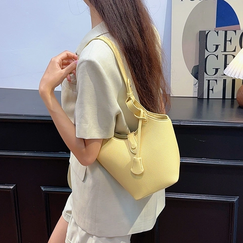 Damen Minimalistische Eimertasche Aus Kiesel-PU-Leder Urban Chic Schulter-Umhängetasche Trendige Unterarmtasche Für Den Alltag