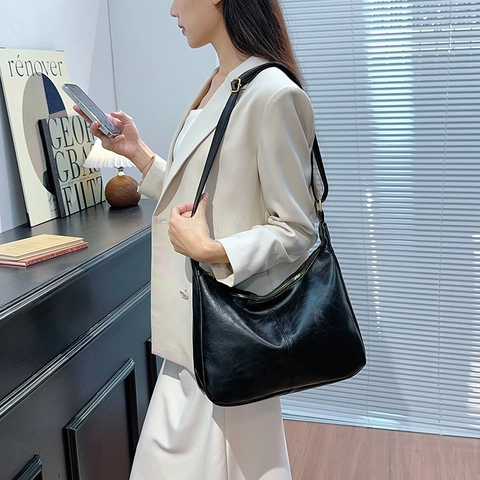 Vintage PU Leather Large Capacity Hobo Shoulder Bag For Women Retro Solid Color Tote Bag With Adjustable Strap For Daily