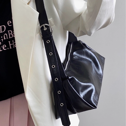 Dames Zwart Glanzend PU Lederen Crossbody Tas Minimalistische Brede Schouderriem Met Metalen Oogjes Chic Okseltas