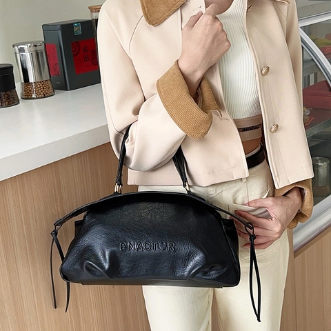 Vrouwen Vintage PU Leren Schoudertas Grote Capaciteit Boston Stijl Minimalistische Dagelijkse Handtas Met Kwastjes Logo-reliëf