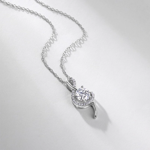 Collana con Pendente a Forma di Nota Musicale Chiave di Violino Donna Argento Sterling 925 Rubino Creato Moissanite Strass